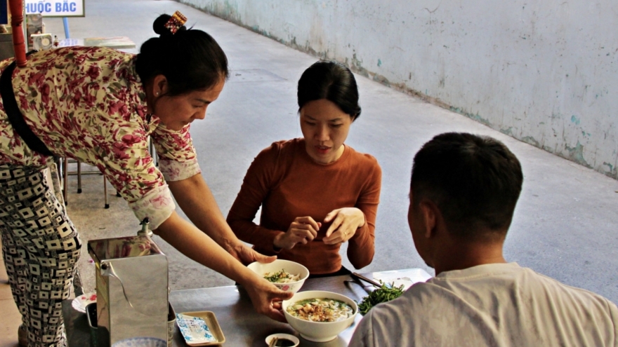 HCM City’s fish noodle soup draws praise from famous chef Martin Yan