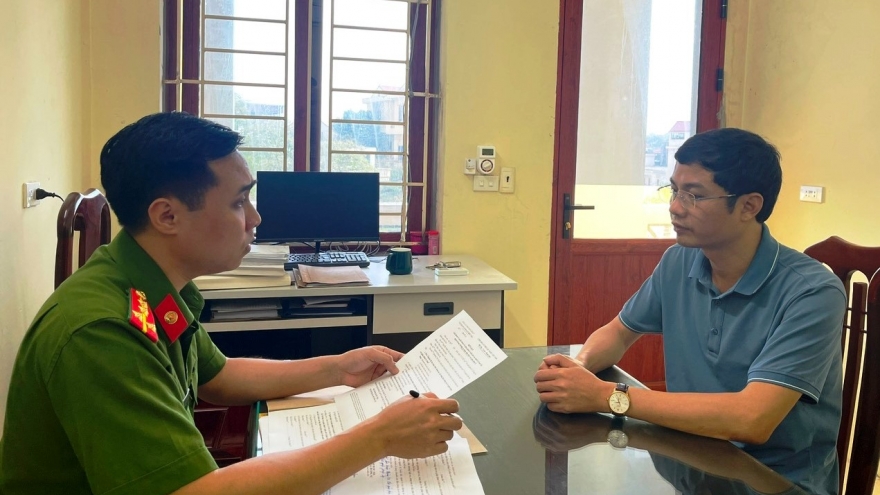 Lợi dụng lúc sáp nhập, chiếm đoạt tiền của người ủy quyền làm thủ tục đất đai