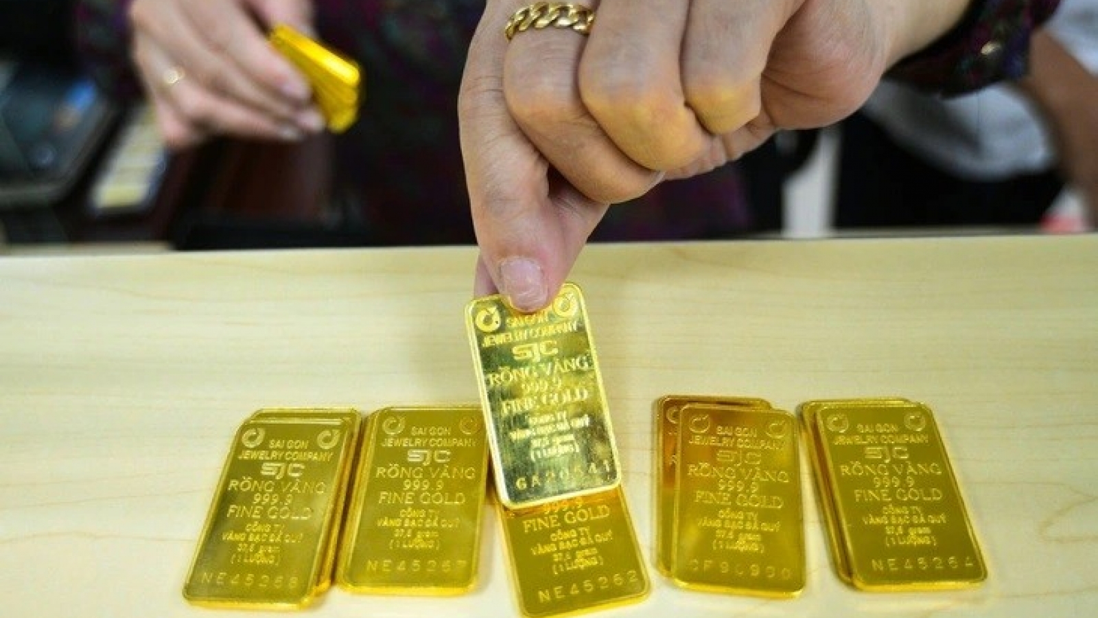 Giá vàng hôm nay 1/8: Vàng SJC giảm còn 137,9 – 141,9 triệu đồng/lượng