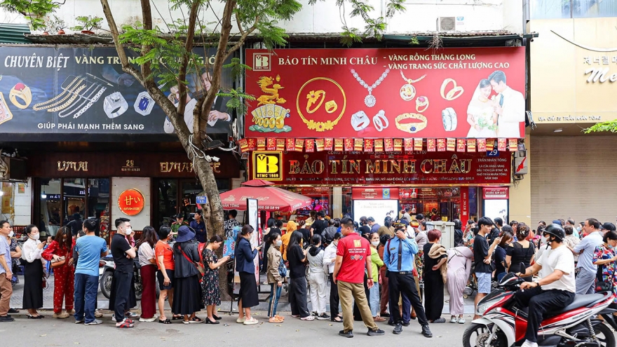 Giá vàng tăng sốc: Người vội mua thêm, người lo sợ lỗ vốn