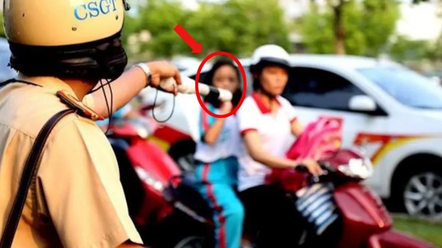 Người ngồi sau không đội mũ bảo hiểm có bị phạt không?