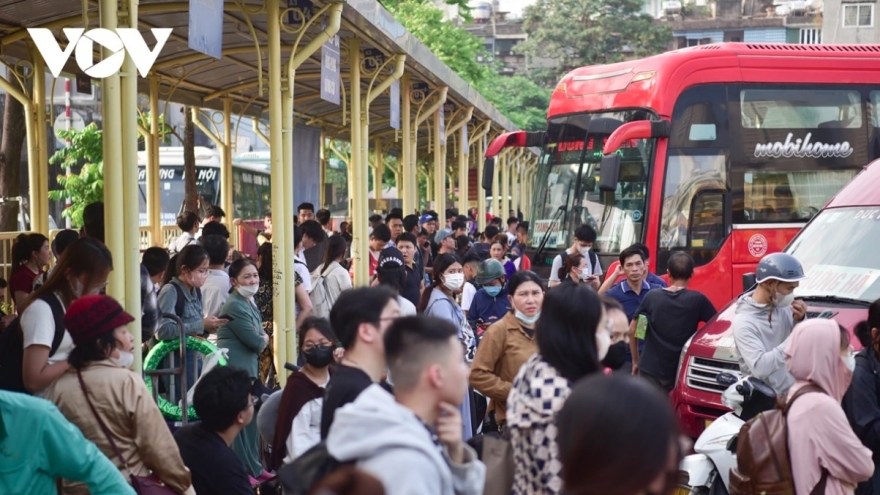 Bus stations in Hanoi busy as thousands return home for five-day holiday