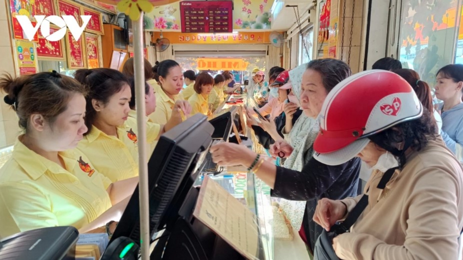 Domestic gold prices reach new highs amid global market volatility