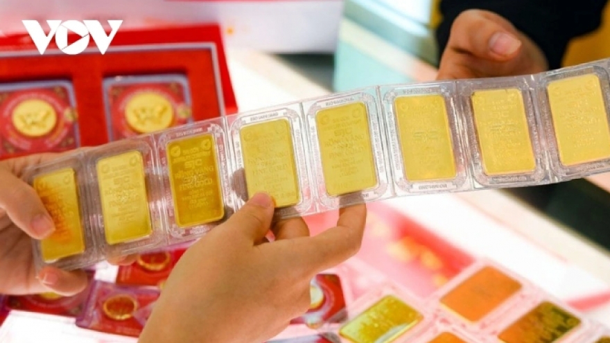 Domestic gold prices hit record high despite global drop