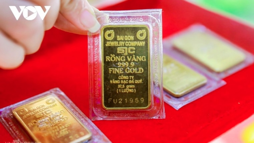 Domestic gold prices drop amid global decline