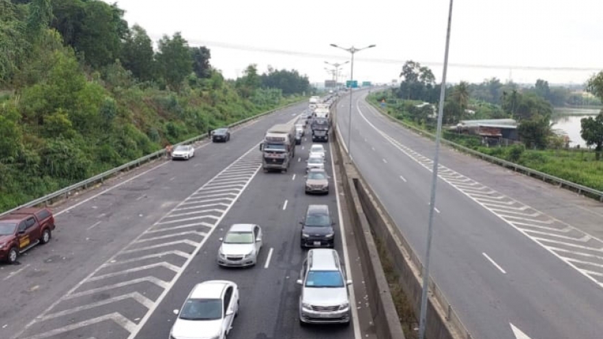 Nguy hiểm tình trạng chuyển làn trên cao tốc mà không bật đèn tín hiệu