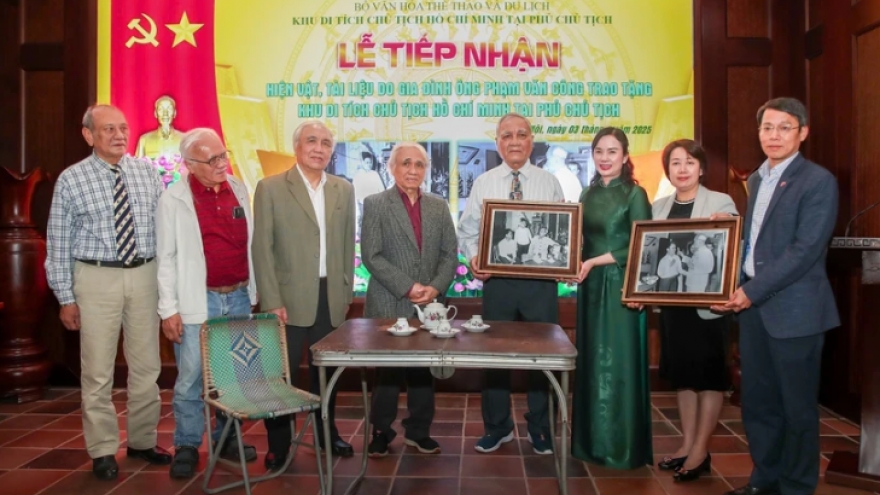 OV family presents Ho Chi Minh Mausoleum with valuable artefacts, documents