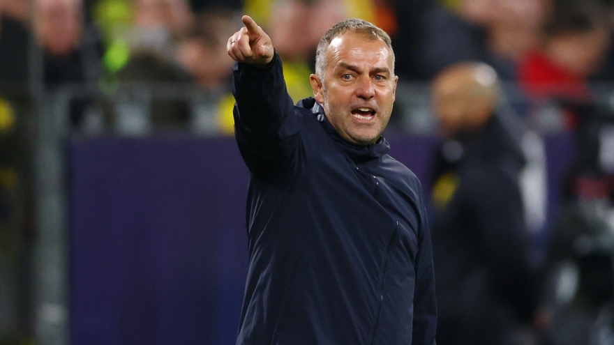 HLV Hansi Flick tiết lộ bầu không khí trong phòng thay đồ Barcelona