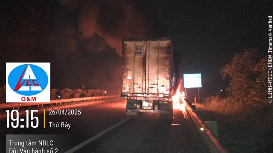 Xe tải bùng cháy trên cao tốc Nội Bài - Lào Cai