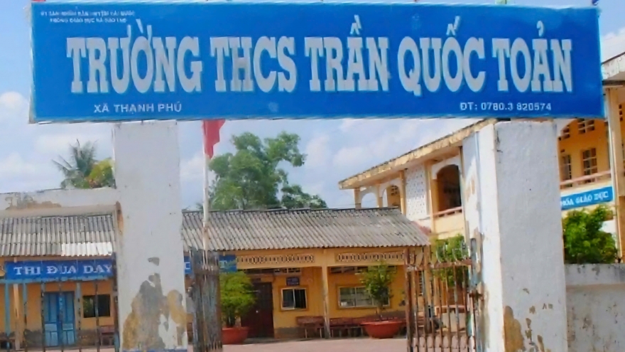 Hiệu trưởng bị kiểm điểm vì giáo viên lên mạng tố nhà trường ở Cà Mau