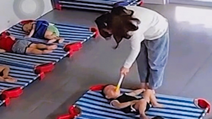 Công an điều tra vụ bảo mẫu đánh và dùng vật cứng chọc vào miệng trẻ