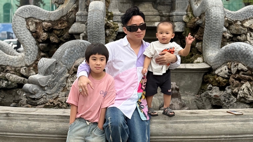 Tùng Dương hạnh phúc kể về tổ ấm có thêm cậu con trai nuôi nhỏ tuổi