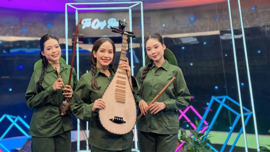 Nghệ sĩ Diệu Thảo độc tấu tỳ bà 54 bản nhạc cách mạng lan tỏa lòng yêu nước