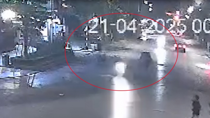 Video khoảnh khắc xe máy tông tử vong nữ công nhân môi trường ở Hà Nội