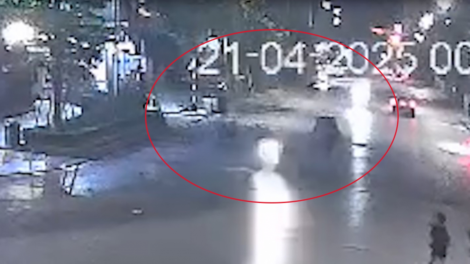 Video khoảnh khắc xe máy tông tử vong nữ công nhân môi trường ở Hà Nội