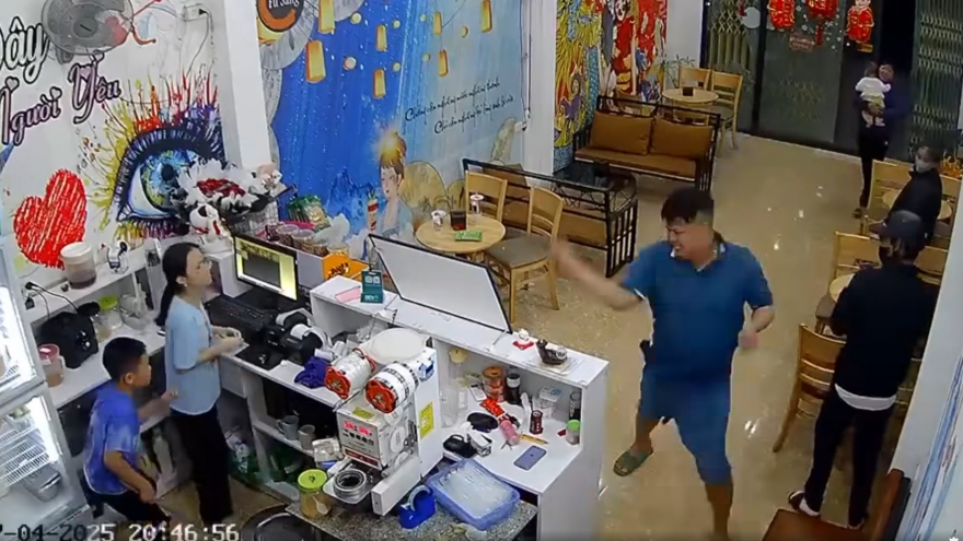 Xác minh vụ người đàn ông cầm gậy xông vào đập phá quán trà sữa ở Ninh Bình