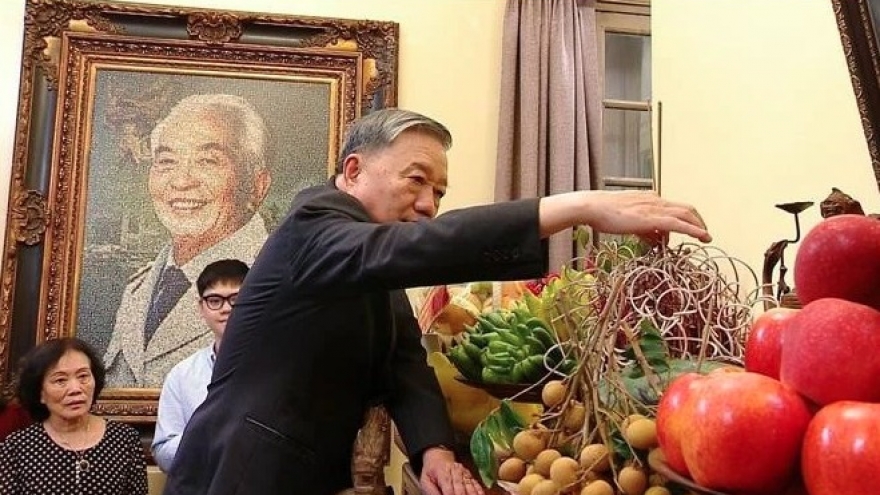 Party chief pays floral tributes to revered military leaders