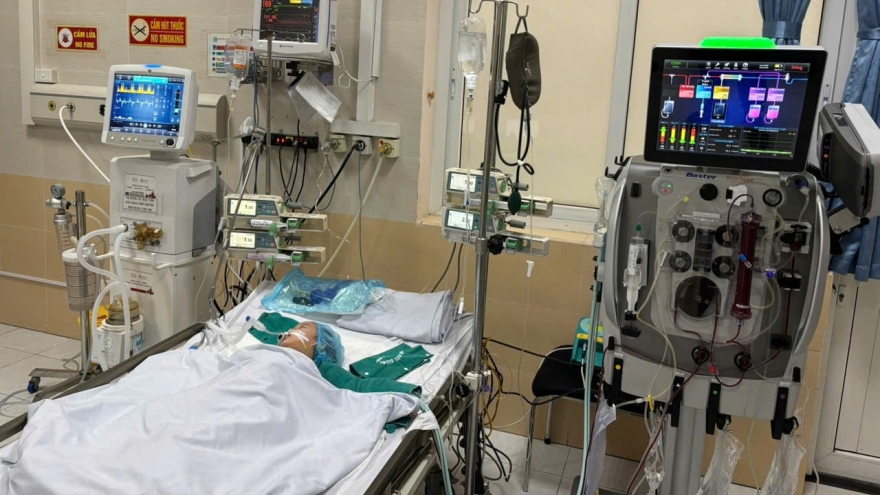 Cứu sống bé 14 tháng tuổi mắc tay chân miệng thể tối cấp bằng lọc máu liên tục