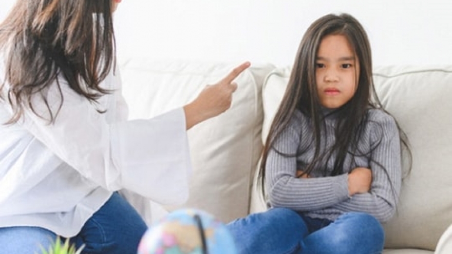 Mẹ bỏ đi lấy chồng mới, 10 năm mới trở về muốn đón tôi ở cùng