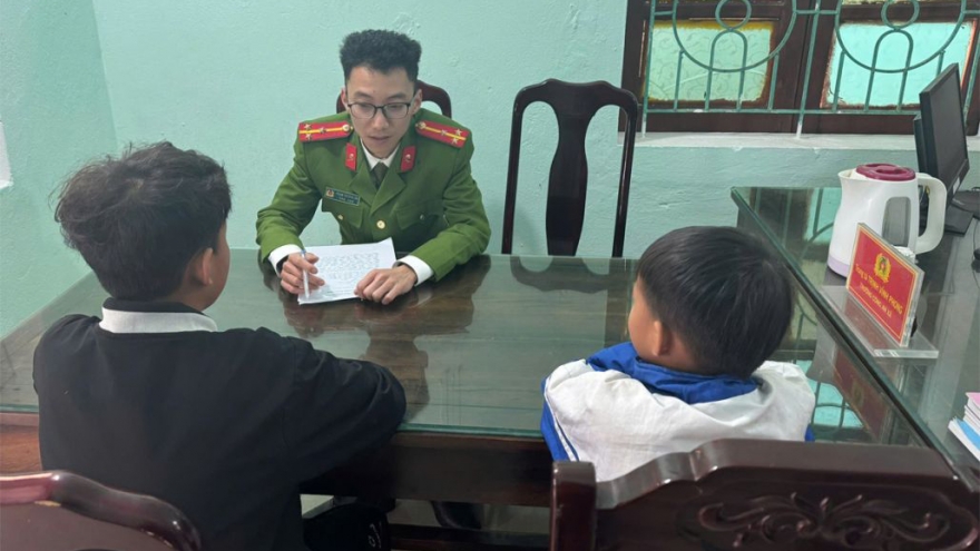 Bắn chim trên đường cao tốc làm vỡ kính 2 xe khách