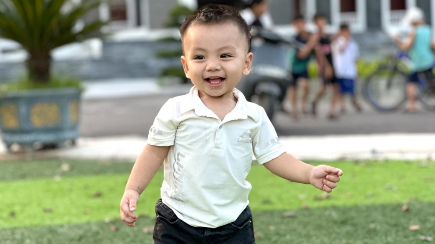 Bố nuôi kể chuyện bé trai gần 3 tuổi biết gọi người lớn cứu bạn đuối nước