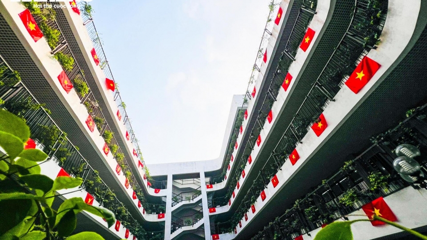 National flags brighten Hanoi in lead-up to Reunification Day