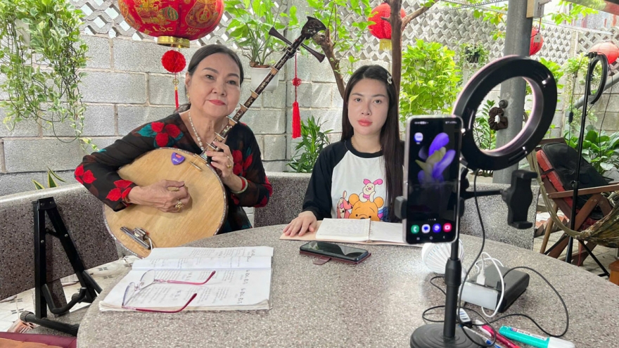"Giữ lửa" đờn ca tài tử thời 4.0: Nghệ sĩ Bình Dương "lên sóng" truyền nghề