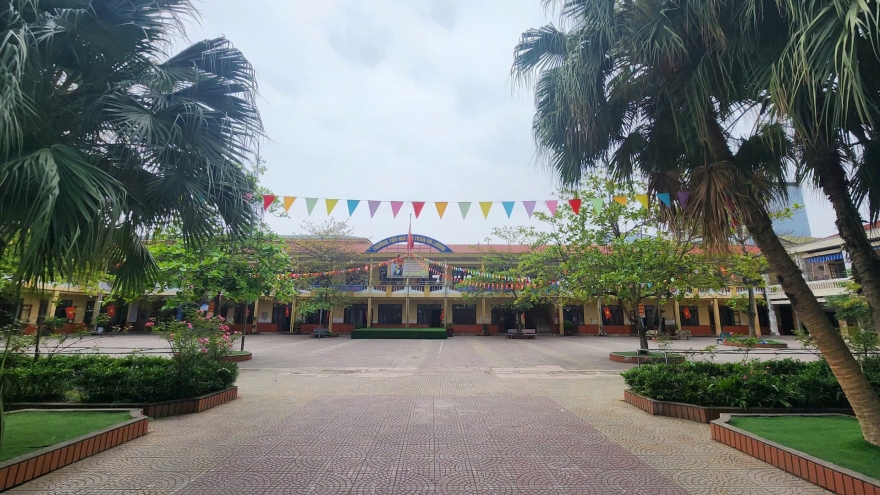 Ăn cơm nắm trước cổng trường, nhiều học sinh ngộ độc