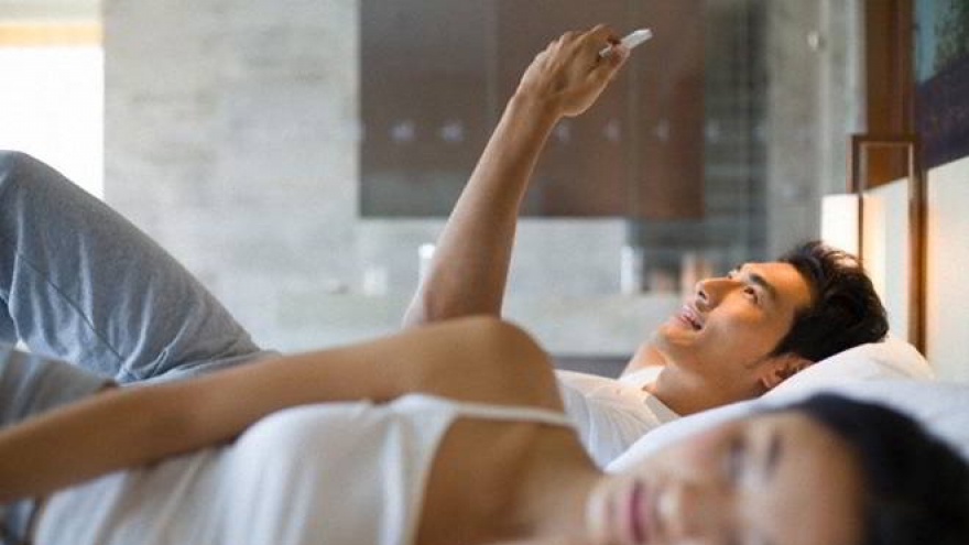Tôi vừa đẻ bé thứ hai, chồng ngang nhiên nhắn tin, gọi điện cho người tình