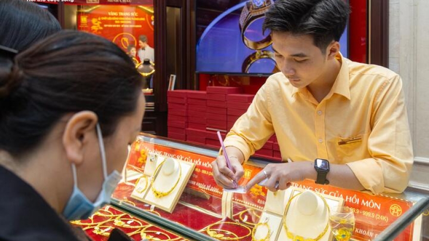 Giá vàng quay đầu lao dốc, nhà đầu tư nên mua hay bán?
