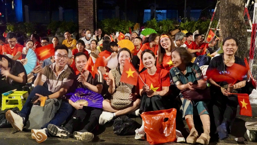 Hàng vạn người dân "trắng đêm" chờ đợi xem diễu binh, diễu hành