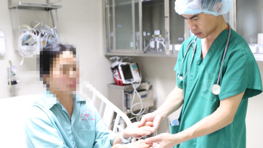 Mắc hội chứng lạ, người phụ nữ đau đớn mỗi khi chạm tay vào nước