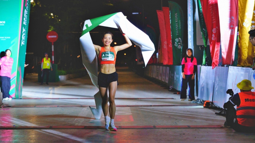 Nguyễn Thị Oanh phá kỷ lục ở giải Tay Ho Half Marathon 2025