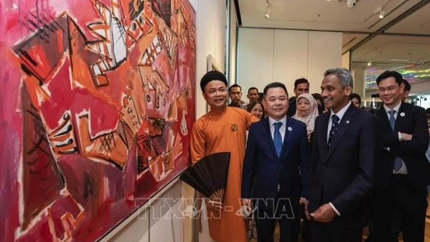 Vietnamese artist’ paintings displayed at exhibition promoting ASEAN connection