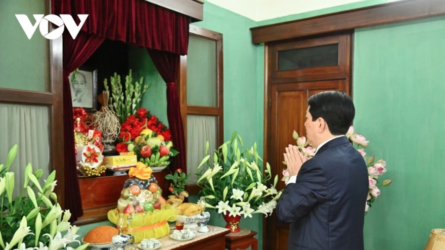 State leader pays tribute to late President Ho Chi Minh