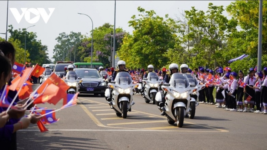 State President Luong Cuong warmly welcomed in Laos