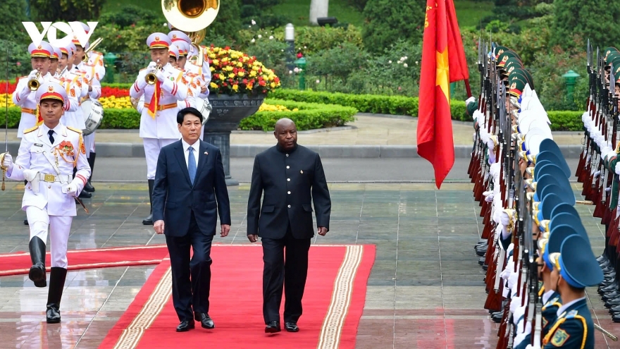 Burundi President Ndayishimiye warmly welcomed in Hanoi on official visit