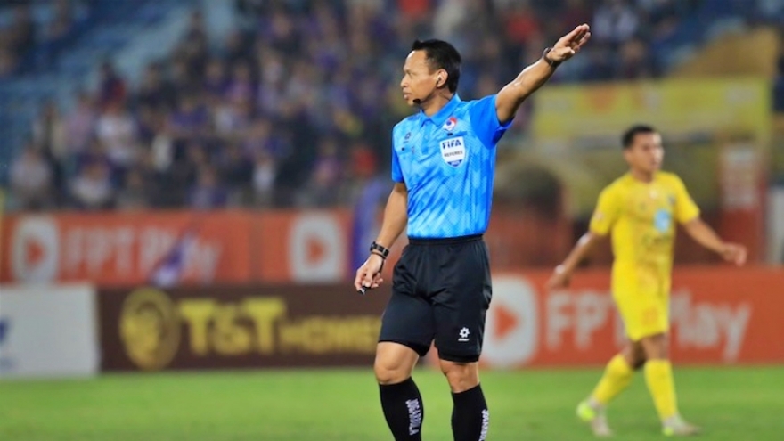 Hai trọng tài ngoại điều hành trận cầu đinh vòng 21 V-League 2024/2025