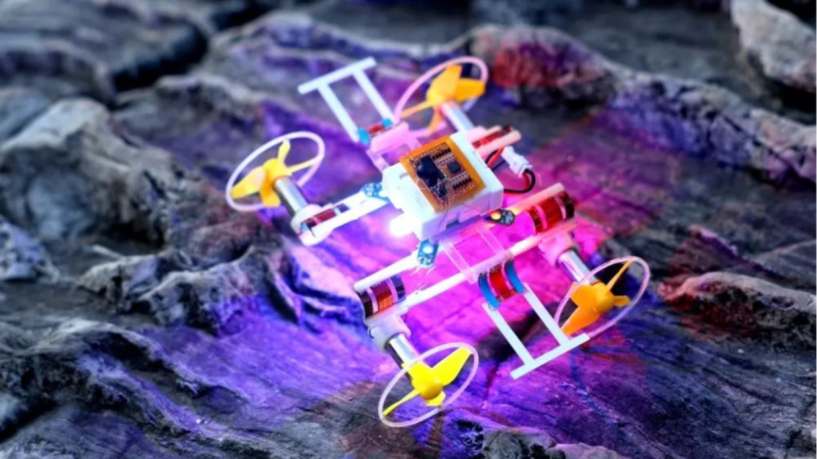 Trung Quốc chế tạo robot “nhỏ nhất và nhẹ nhất thế giới” có thể biến hình