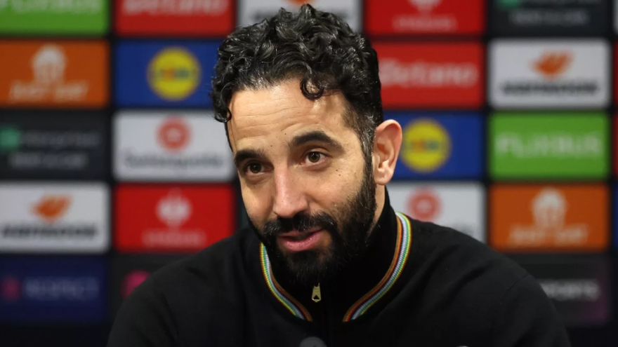 Bị người cũ chỉ trích, HLV Amorim lên tiếng bảo vệ thủ thành Onana