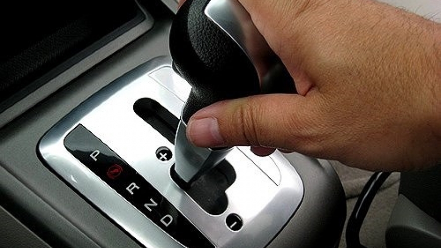 Chuyển cần số khi ô tô chưa dừng hẳn sẽ gây hại cho hộp số như thế nào?
