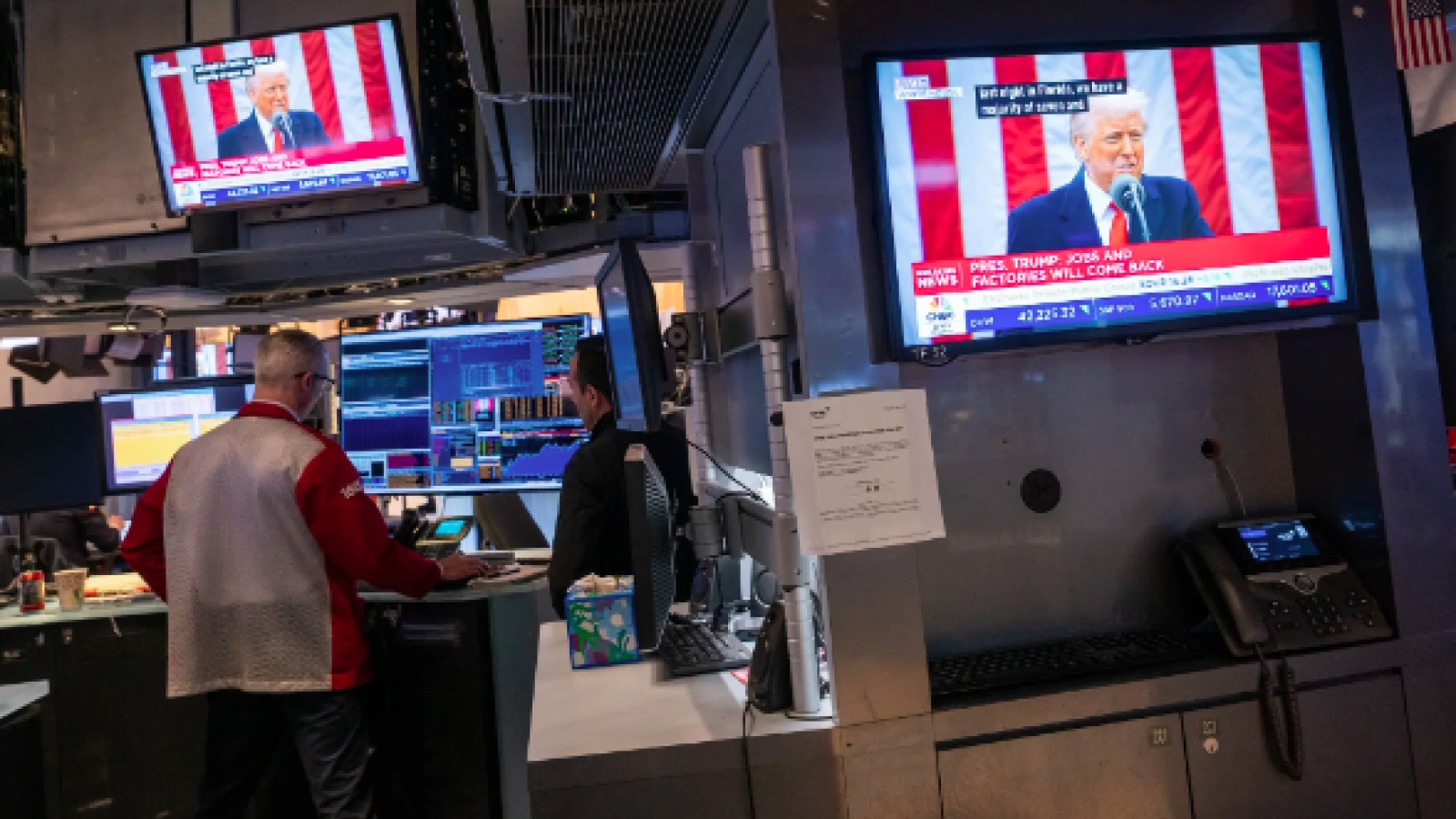 Chứng khoán lao dốc, giá vàng phá kỷ lục sau khi ông Trump ký lệnh áp thuế đối ứng