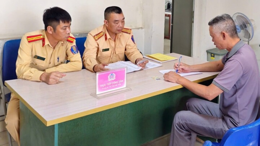 Tước giấy phép tài xế xe tải cố tình vượt đường ngang khi gác chắn tàu đã đóng