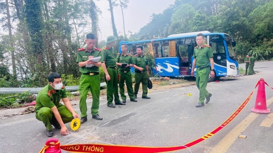 Tạm giữ tài xế xe khách bị lật trên đèo Tam Đảo làm 4 người tử vong