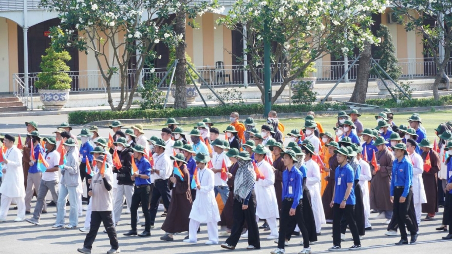 Khối diễu hành các dân tộc, tôn giáo hướng về ngày hội lớn