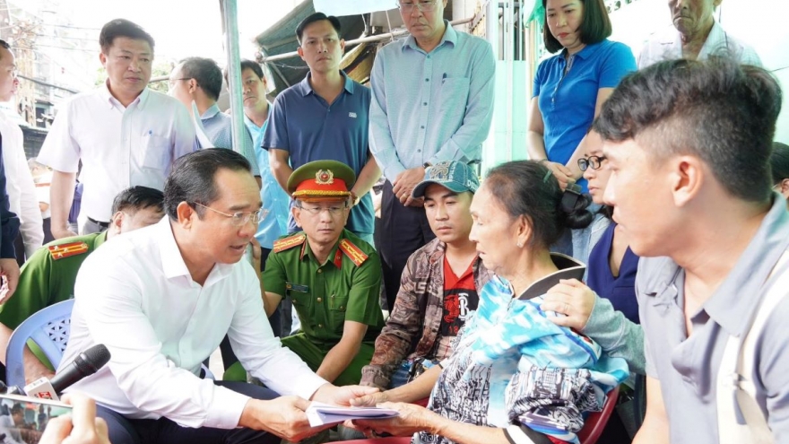 Thăm hỏi gia đình bị thiệt hại trong vụ cháy tại quận 8, TP.HCM