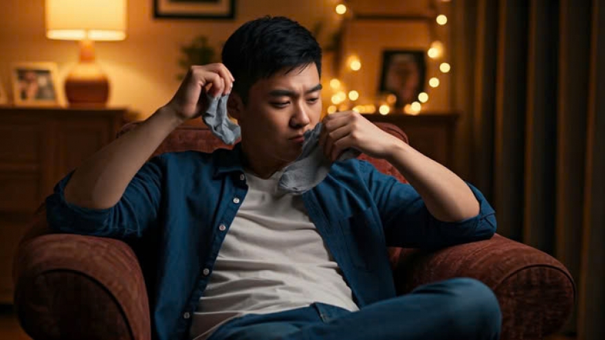 Thói quen ngửi tất thối khiến người đàn ông bị nhiễm trùng phổi