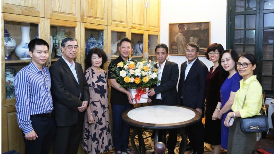 Ủy ban Quốc gia UNESCO Việt Nam thăm, chúc mừng gia đình cố nhạc sĩ Hoàng Vân