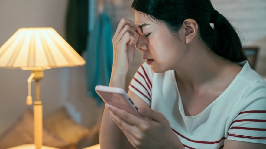 Chồng tôi thường xuyên nhắn tin trêu chọc, ỡm ờ với nhiều phụ nữ