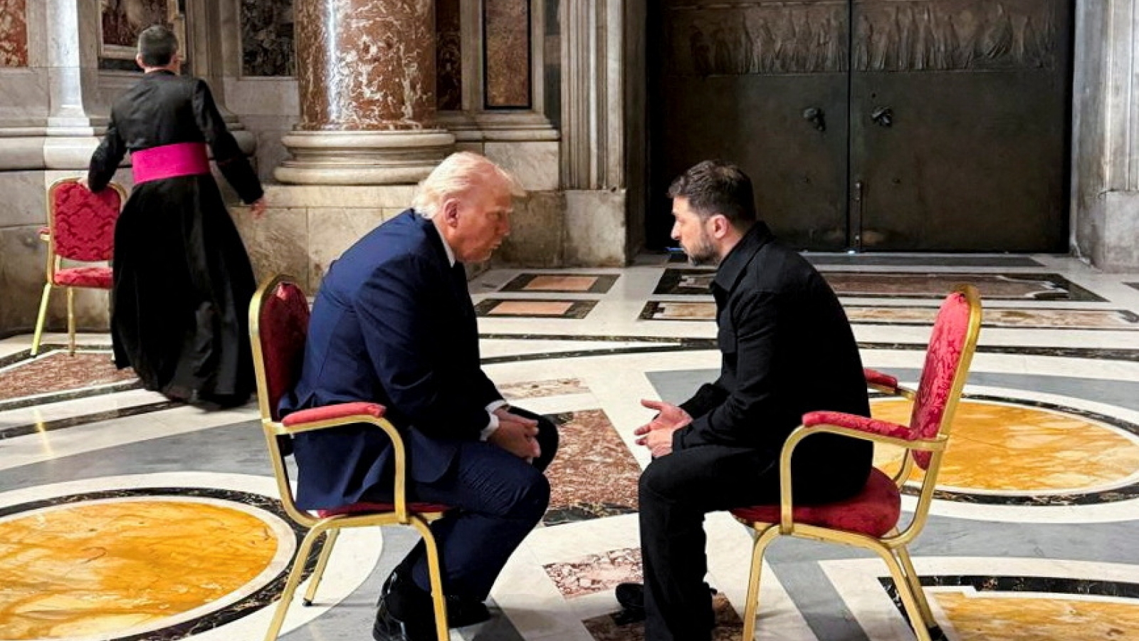 Tổng thống Mỹ và Tổng thống Ukraine gặp nhau tại Vatican